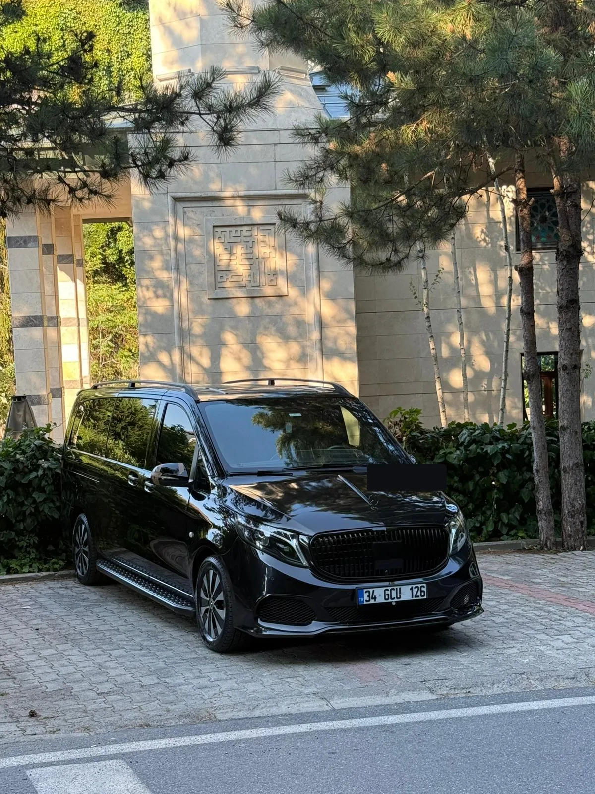 AKI Executive Transfer: Executive vehicle exterior